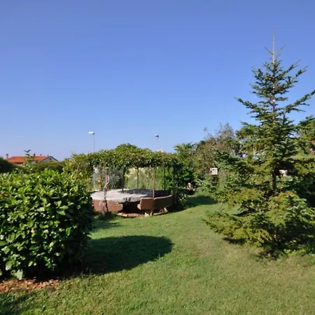 Fuer 2 Personen Ca 30 M In Buzinija, Adriakueste Kroatien Westkueste Von Istrien * Buzinija